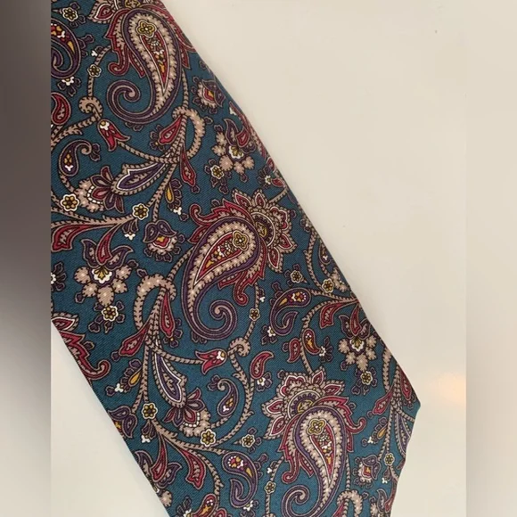 IZOD Paisley Print Silk Tie.    Excellent Used Condition! - Picture 4 of 4
